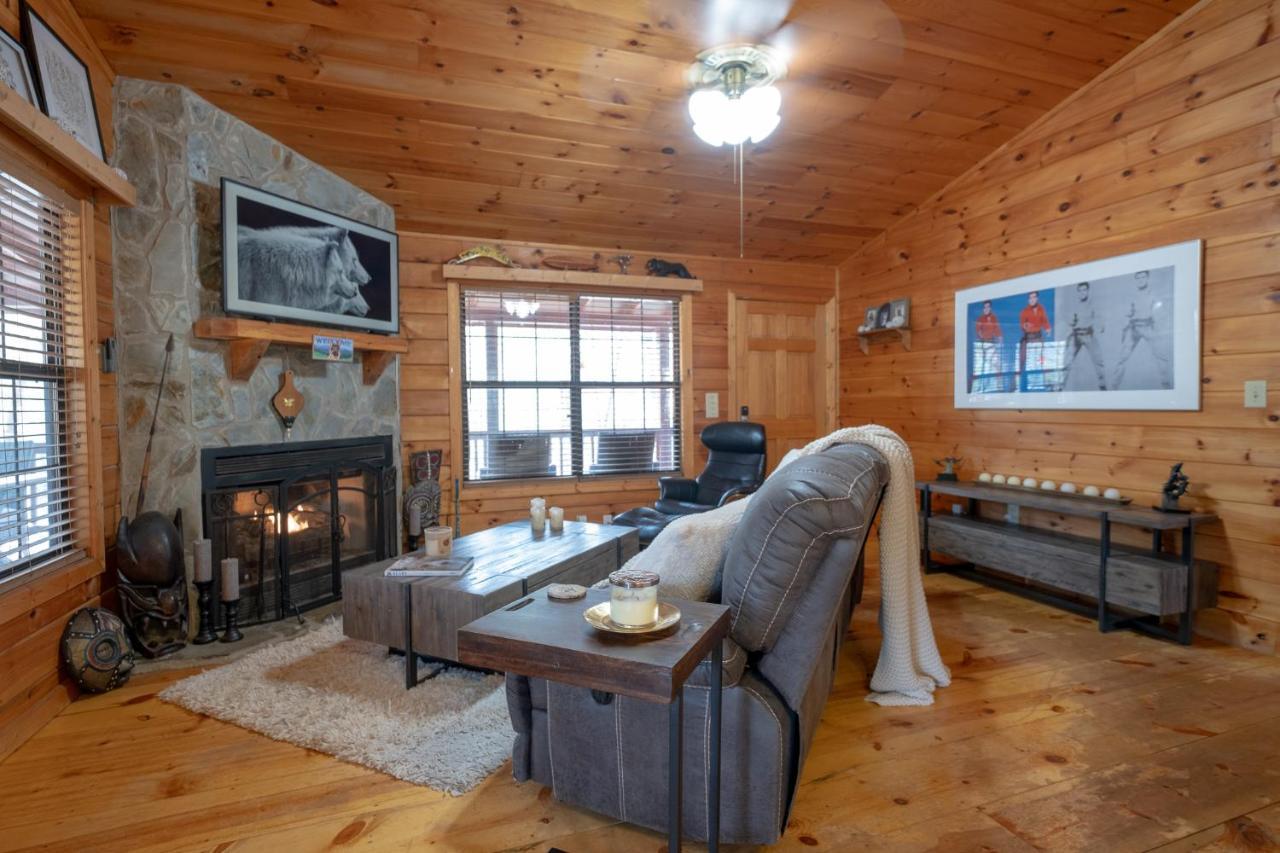 הוילה בלו רידג' Three Dog Night - Pet-Friendly Cabin With Hot Tub מראה חיצוני תמונה