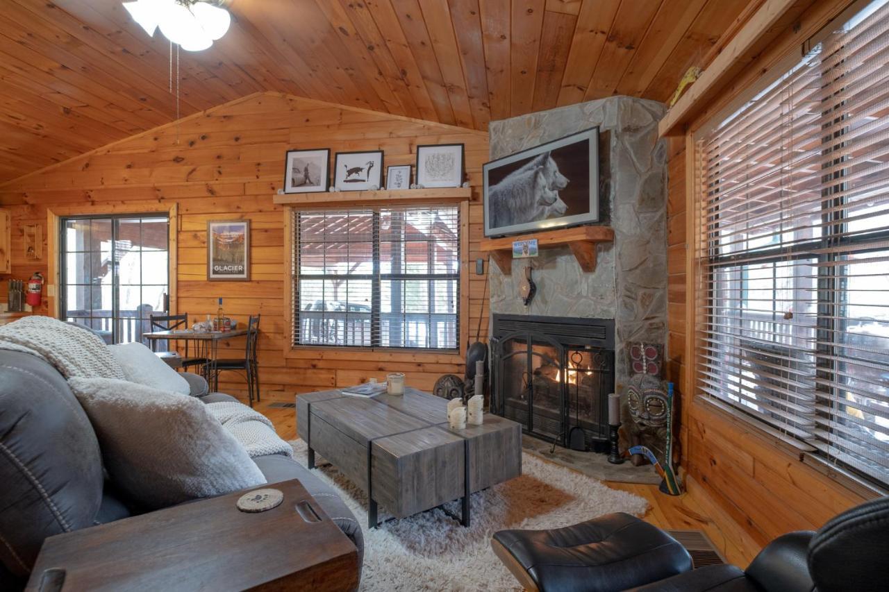הוילה בלו רידג' Three Dog Night - Pet-Friendly Cabin With Hot Tub מראה חיצוני תמונה